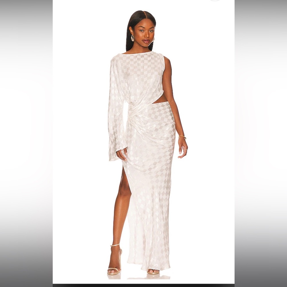 One shoulder with kimono sleeve
Lightweight sateen fabric with waist cut-out